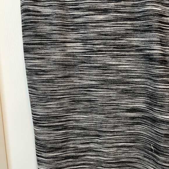 Trina Turk size S pull-up skirt - Picture 5 of 9